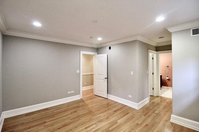 Building Photo - 5528 S Indiana Ave