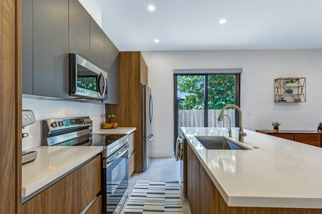 Building Photo - 704 SW 7th St