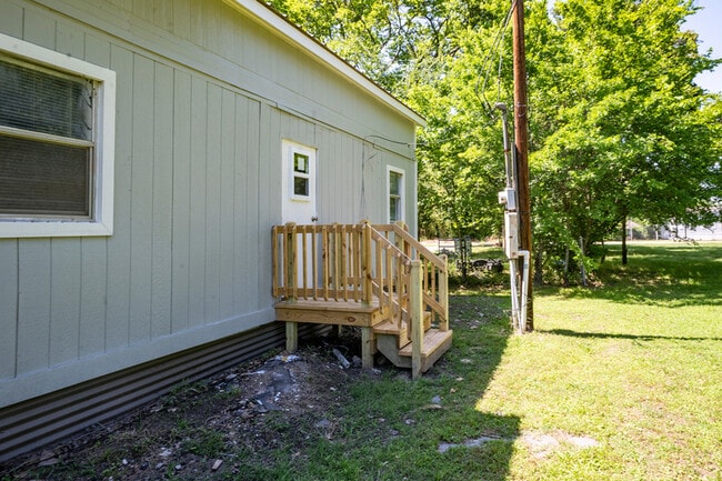 Building Photo - 112 Queenswood Dr