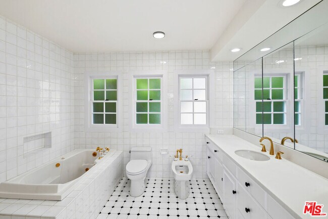 Building Photo - 10309 La Grange Ave