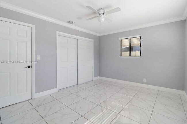 Building Photo - 913 SW 49th Ave