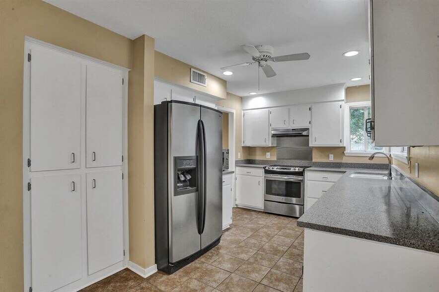 Building Photo - 1011 Mcdale Ln