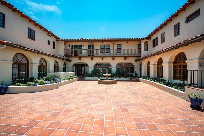 Building Photo - Dream home Located on the Bluff of Southwe...
