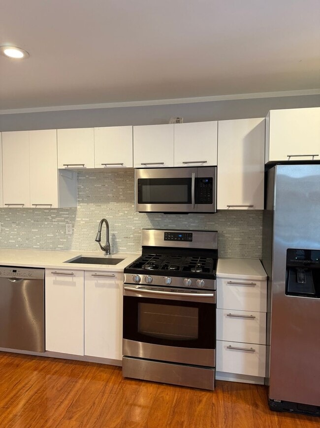 Building Photo - Spacious 3-Bedroom 1.5-Bathroom Home in Po...