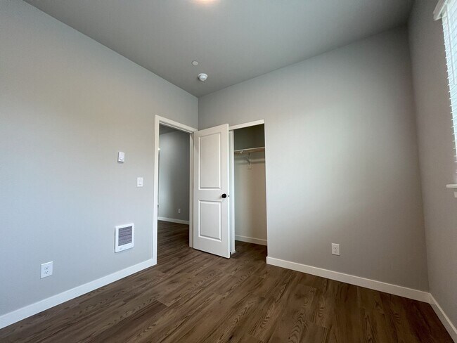 Building Photo - Luxury Living with Granite Counters & Stai...
