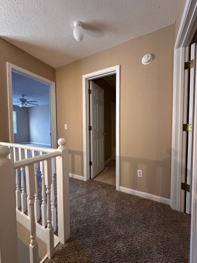 Building Photo - Foxchase Subdivision:  MOVE IN READY!!!!    1/2 OFF 1ST MONTH RENT W/12 MONTH LEASE!!  NEW CARPET...