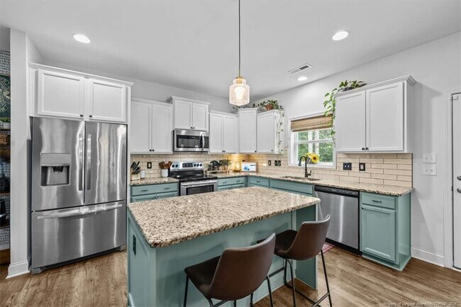 Building Photo - 400 Everest Ct