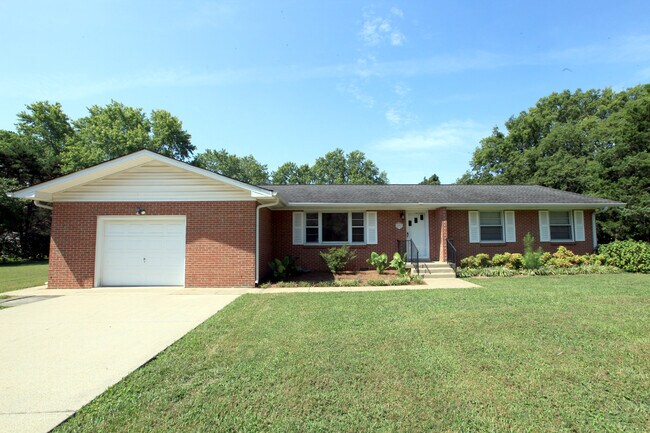 Building Photo - 707 Cathy Ct