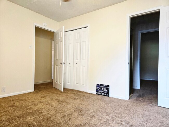 Building Photo - 3/2/2 with Classic Charm in Southeast Sherman
