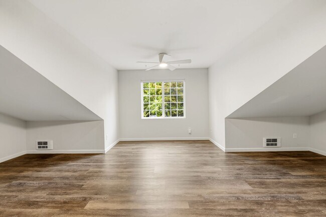 Building Photo - For Lease $2950/Month: Beautifully updated 2/Bdrm Townhome with large Bonus Room