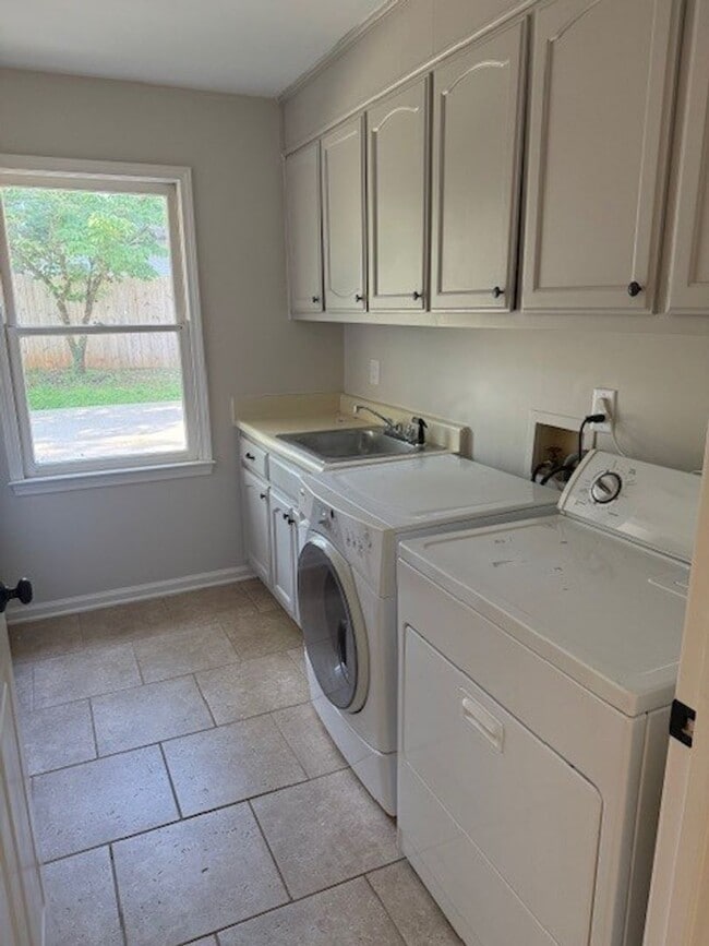 Building Photo - Beautiful 4 Bed 2.5 Bath Available Now!