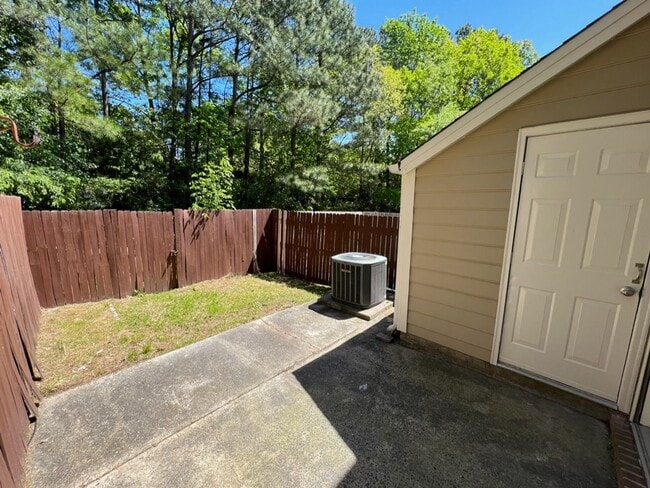 Building Photo - Adorable 2 Bed Townhome Convenient to Duke...