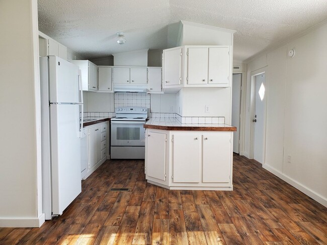 Building Photo - Ready to Move in