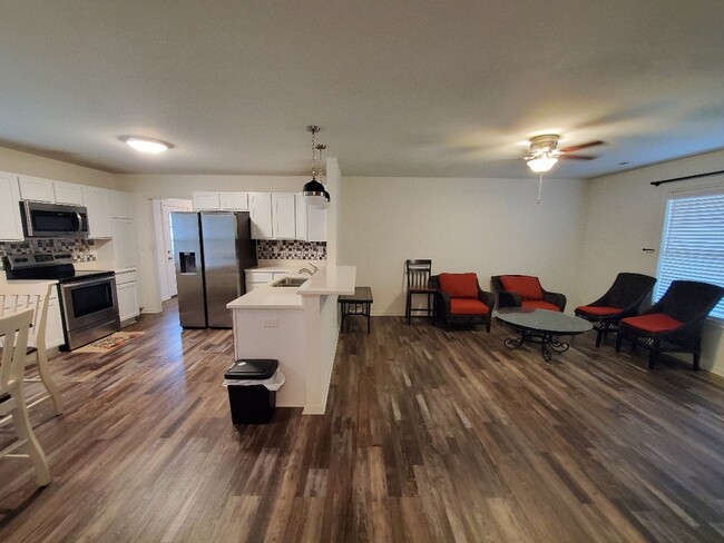 Building Photo - Beautiful 3BR/2BA Home in Hunters Lake – B...