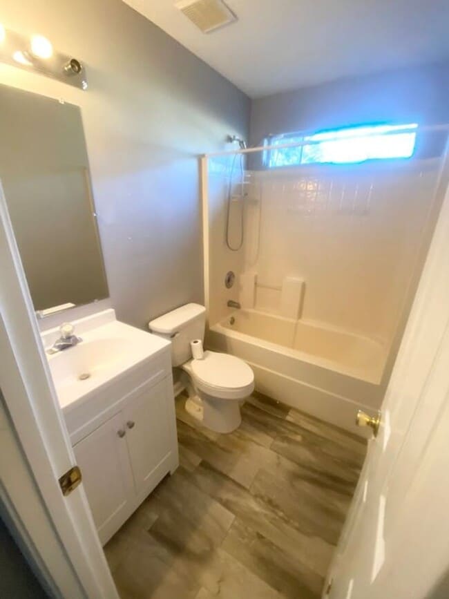 Building Photo - Brick Ranch styled home, located in the vibrant community of Pooler, GA