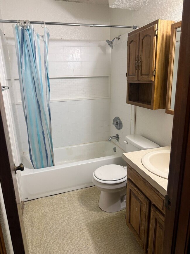 Building Photo - 1166 N Eagle Ln