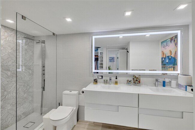 Building Photo - 5600 Collins Ave