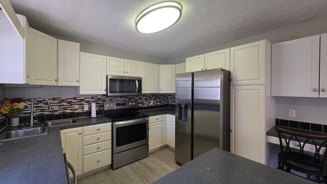 Building Photo - Beautiful Home Now For Lease