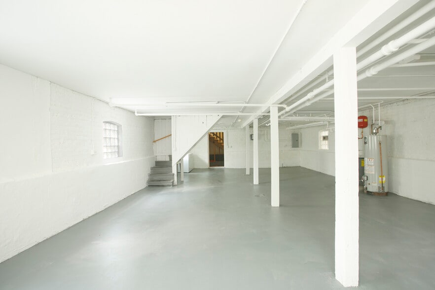 Building Photo - 2152 W Webster Ave