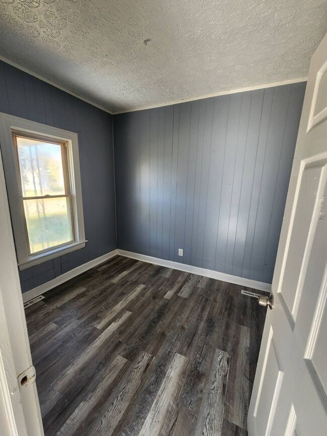 Building Photo - Charming 4-Bedroom Property in Prime Locat...