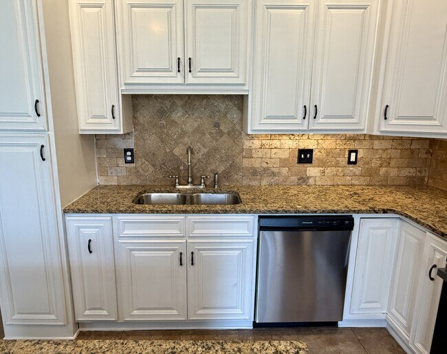 Building Photo - 633 Dunrobin Ln