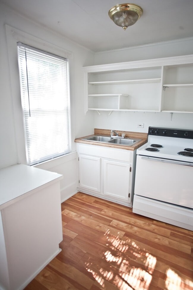 Building Photo - Adorable studio apartment, walk to UNC and downtown! Utilities included!