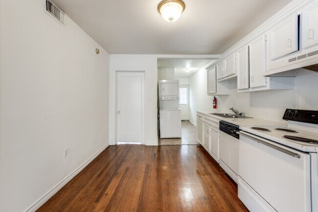 Building Photo - Discover Your Oasis in the Heart of Montrose!