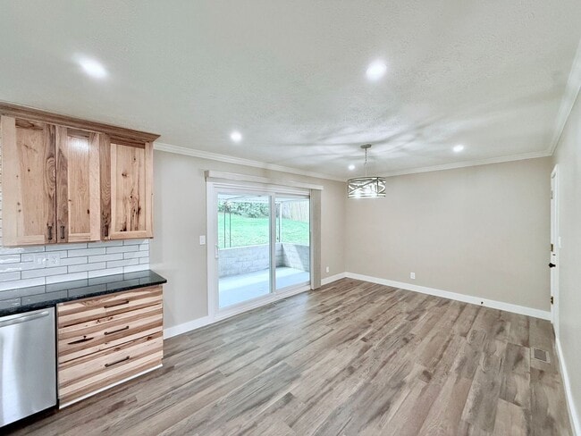 Building Photo - Stunningly Renovated 3 Bed, 2 Bath Home in...