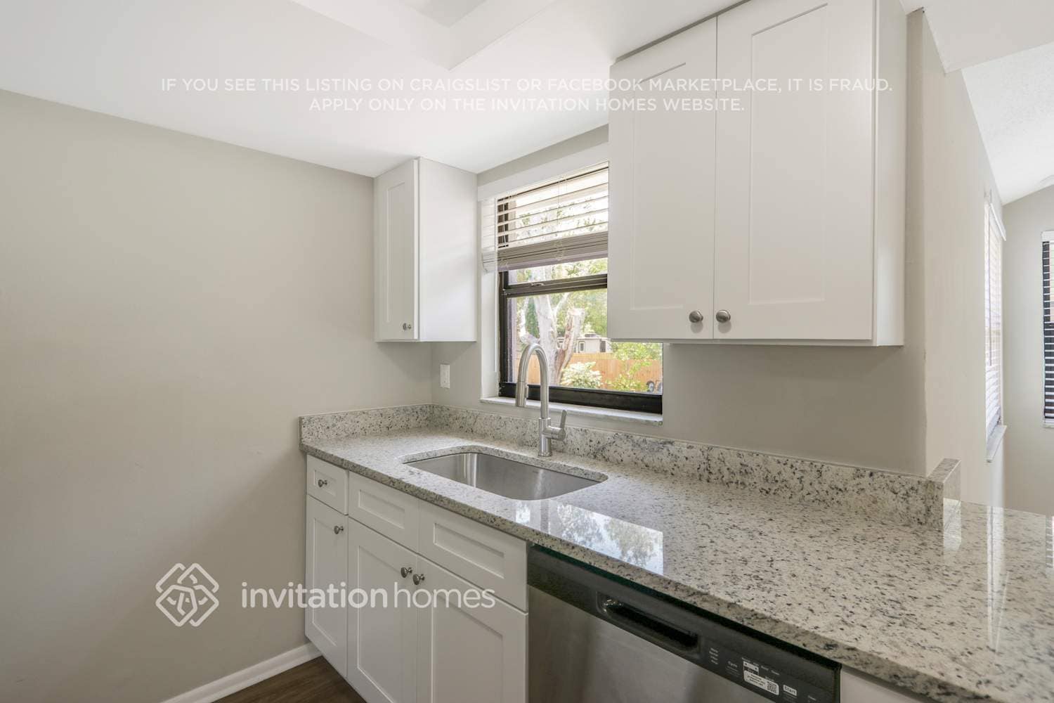 Building Photo - 16033 Villa Dr