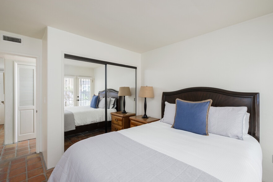 Building Photo - 732 Jersey Ct