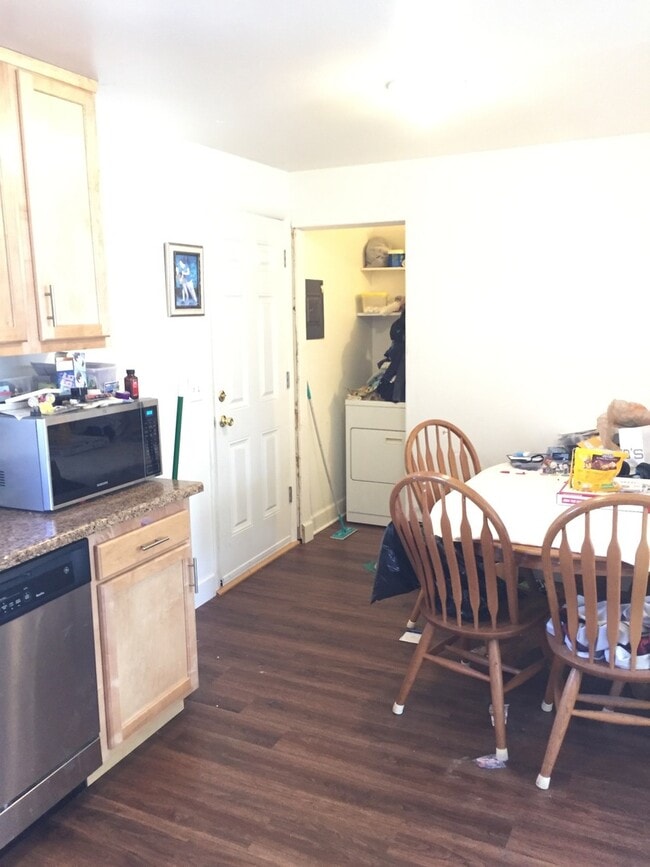 Building Photo - PRE LEASE: 3 Bed 1.5 Bath House Close To Campus!