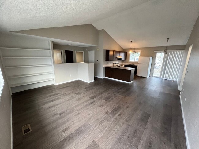 Building Photo - Spacious 2 Bedroom, 1.5 Bath Triplex in Cl...
