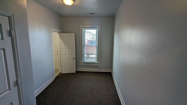 Building Photo - 400 E 9th St