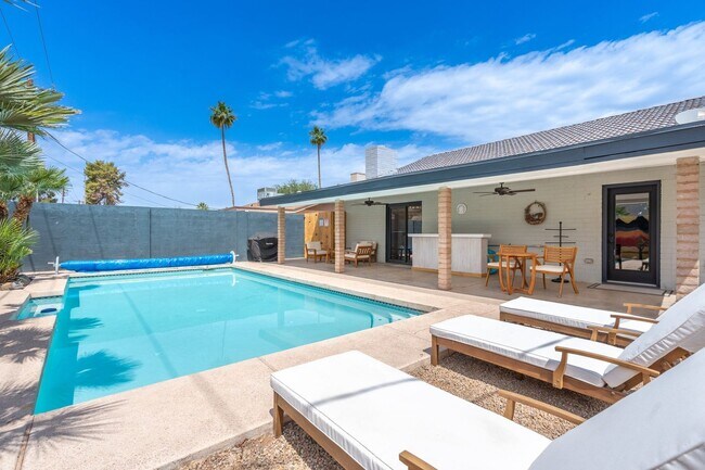 Building Photo - 9 E Del Rio Dr