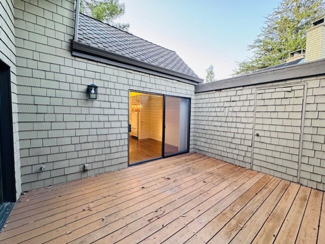 Building Photo - Wonderful 3 bedroom, 2 bath single level home in desirable Orinda Woods community-now available f...