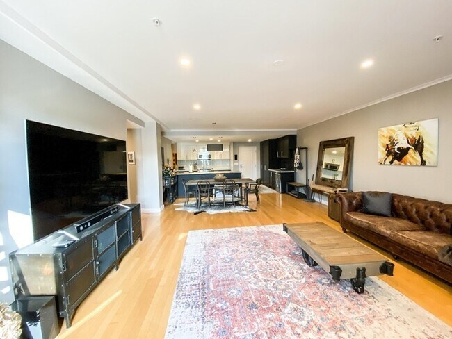 Building Photo - 323 Boylston St