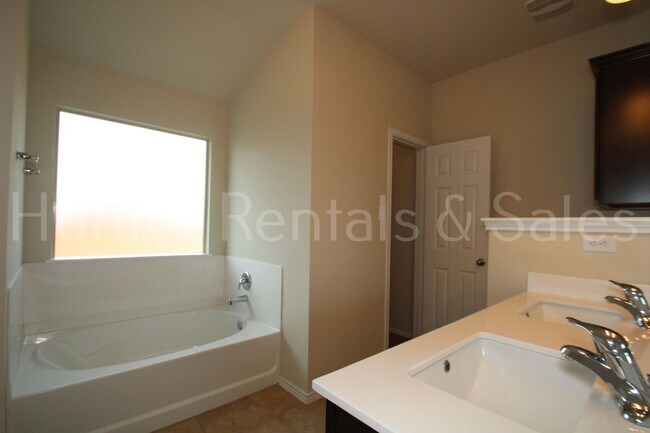 Building Photo - Classic Charm Meets Modern Comfort