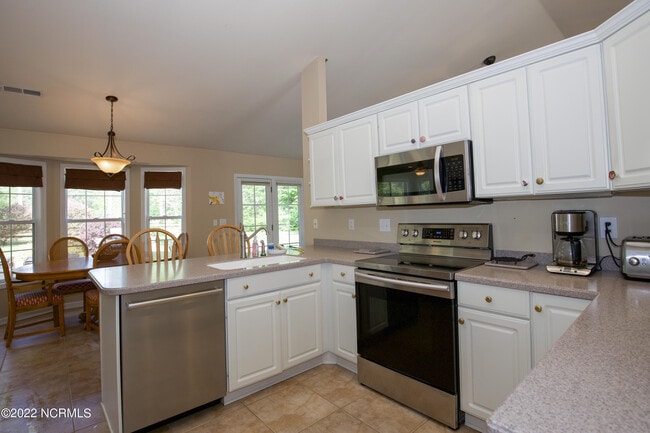 Building Photo - 127 Pine Lake Dr