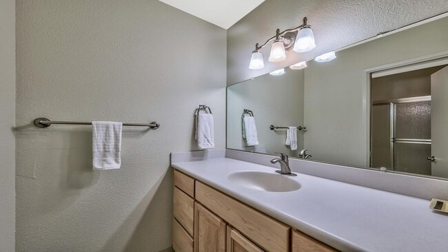 Building Photo - Well appointed, super clean condo - furnis...