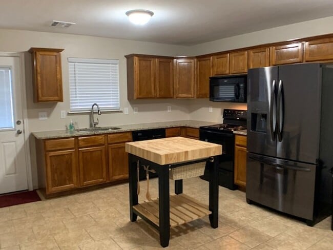 Building Photo - Newer 3 Bedroom off I-240