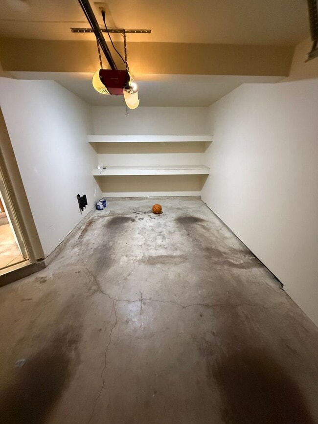 Building Photo - Beautiful 3 bed/3.5 Bath in ideal location!