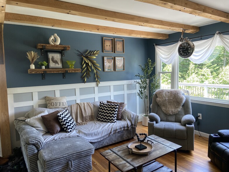 Livingroom - 636 Old County Rd N