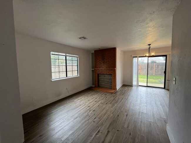 Building Photo - 3 bedroom, 2.5 bathroom home in the heart of Elk Grove