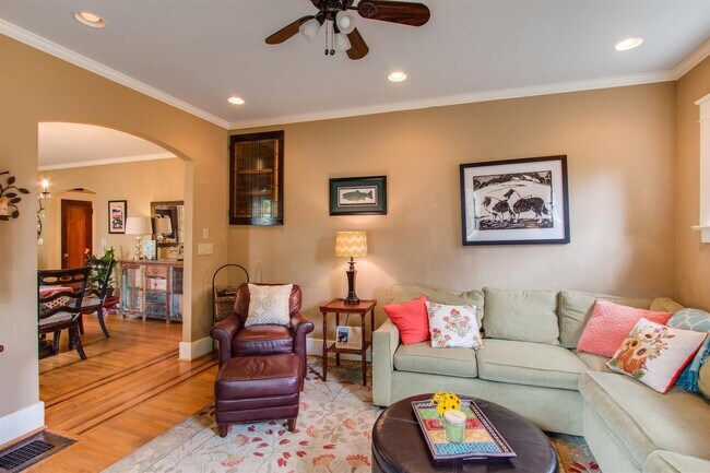 Building Photo - CHARMING RENOVATED TUDOR | WALK TO VANDERBILT & BELMONT