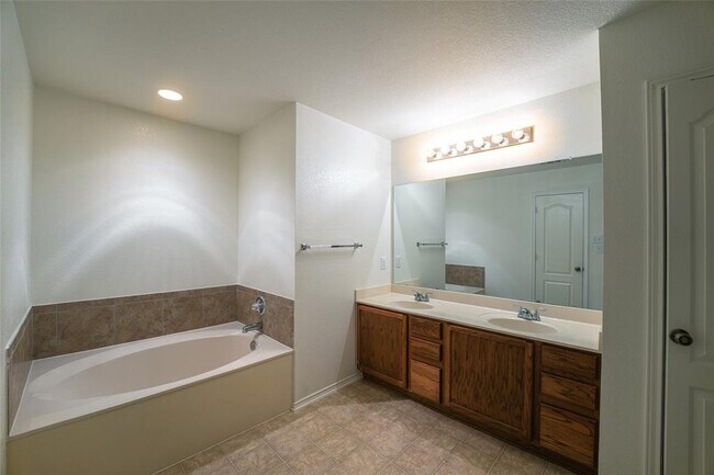 Building Photo - 612 Dark Tree Ln