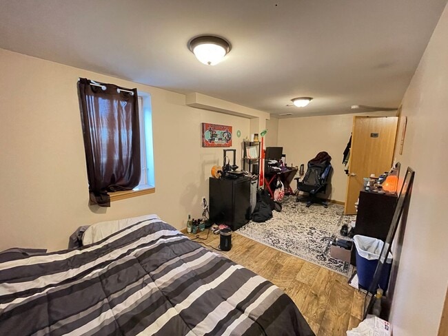 Building Photo - AVAILABLE JUNE - Nice 5 Bed 2 Bath Near Campus w/ OSP & Huge Yard