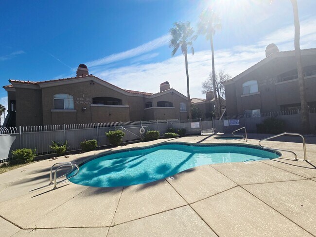 Building Photo - ONE BEDROOM ONE BATH UPSTAIRS CONDO!