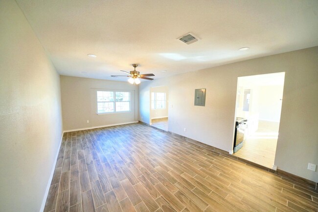 Building Photo - Beautifully Renovated 3-Bed, 2-Bath Home i...