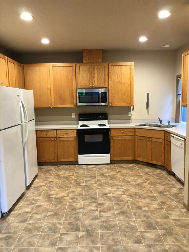 Building Photo - Small Pet Friendly! 4 Bedroom, 2 Bathroom Close to Campus!