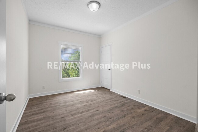 Building Photo - 1407 Paradise Rd